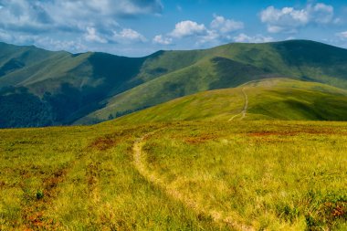 Bulutlar dağ ile manzara