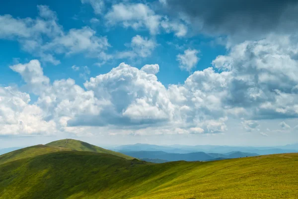 Paisagem com nuvens nas montanhas Imagens De Bancos De Imagens Sem Royalties