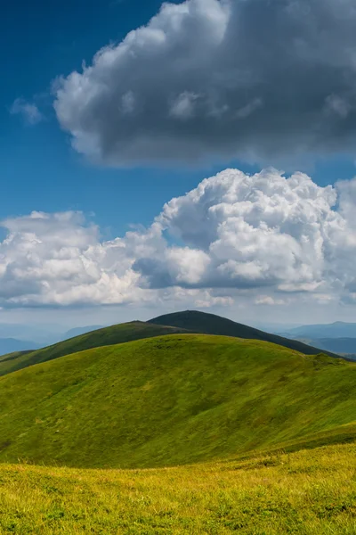 A felhők, a hegyek között fekvő Jogdíjmentes Stock Képek