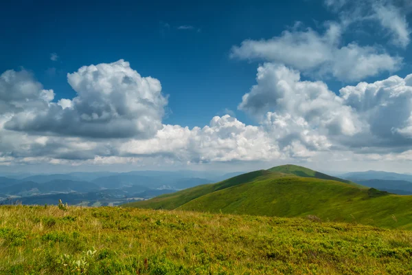 Paisagem com nuvens nas montanhas Imagens De Bancos De Imagens