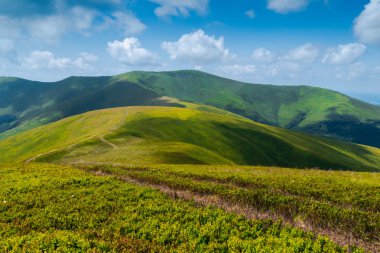 Bulutlar dağ ile manzara,