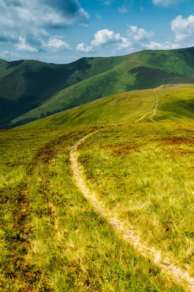 Пейзаж з хмарами в горах , Стокове Фото