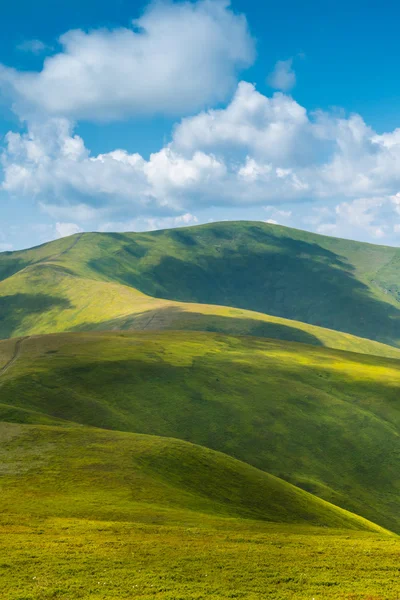 Пейзаж з хмарами в горах , Стокова Картинка