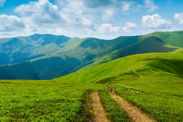 Пейзаж з хмарами в горах , Стокове Зображення