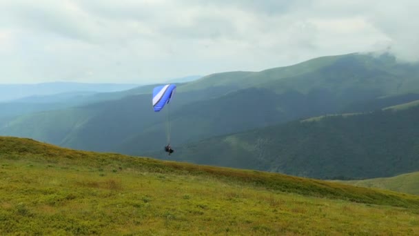 Yüksek dağlarda uçan Yamaçparaşütü — Stok video