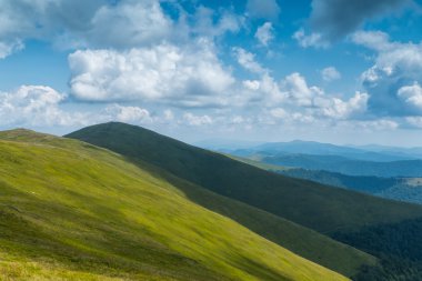 Bulutlar dağ ile manzara