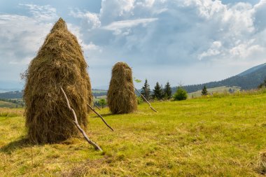 Dağlarda, köyde bulutlarla kaplı bir manzara.