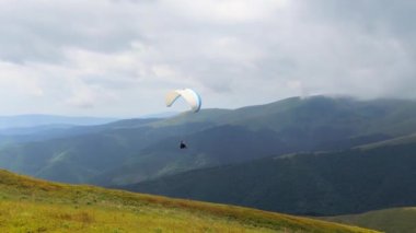 Dağlarda uçan paraglider