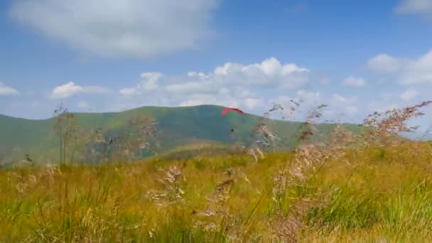 Parapente volando en las montañas — Vídeos de Stock