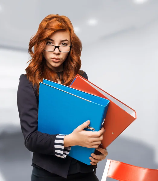 Secretária jovem no trabalho no escritório — Fotografia de Stock