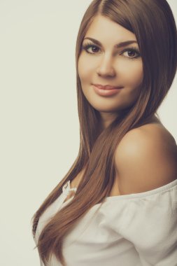 çekici gülümseyen sarışın kız