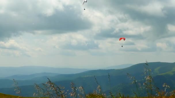 Parapente volando alto en las montañas — Vídeos de Stock