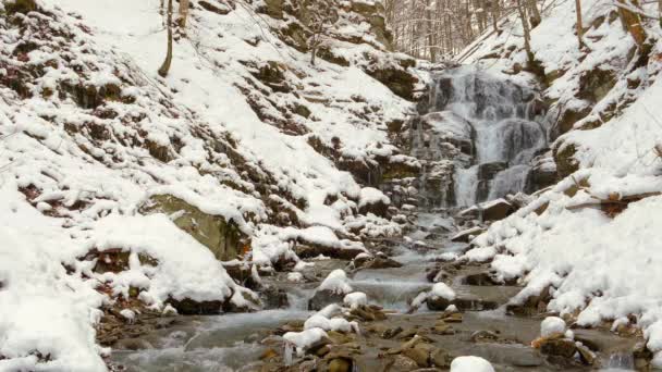 Зимние водопады в горах — стоковое видео