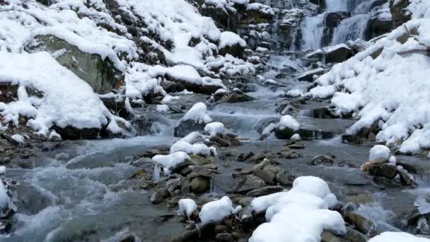 Cascades d'hiver dans les montagnes 
