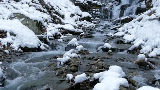 Winter watervallen in de bergen — Stockvideo