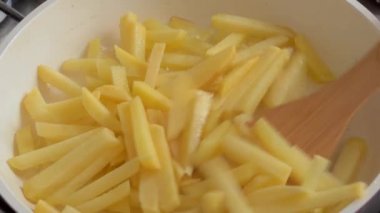bir demir tavada kızarmış patates