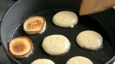 Kızarmış gözleme kızartma tavasında