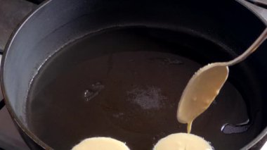 Kızarmış gözleme kızartma tavasında