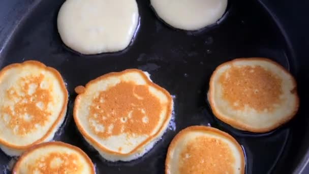 Gebakken pannenkoeken in een koekenpan — Stockvideo