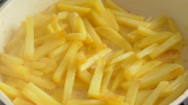 Fried potatoes in an iron pan — Stock Video