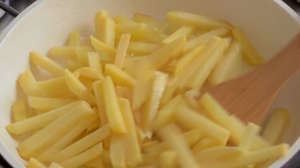 Patatas fritas en una sartén de hierro — Vídeos de Stock