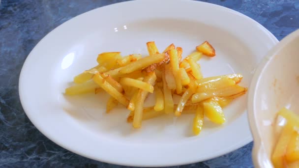 Batatas fritas em uma panela de ferro — Vídeo de Stock