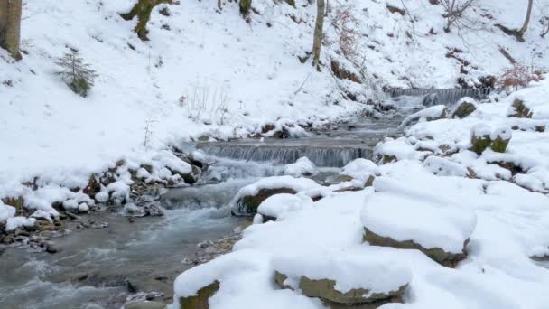 Vinter vattenfall i bergen — Stockvideo