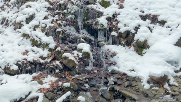 Cascadas de invierno en las montañas — Vídeos de Stock