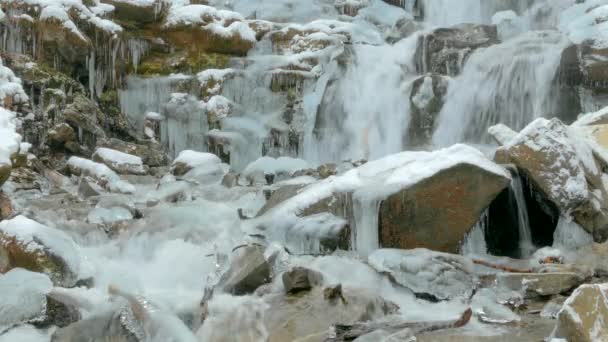 Zimní vodopády v horách — Stock video