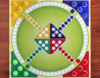 Geleneksel çocuk oynamak için renkli tahta oyunu