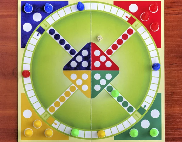 Kleurrijke board voor spelende kinderen van de traditionele's spel — Stockfoto