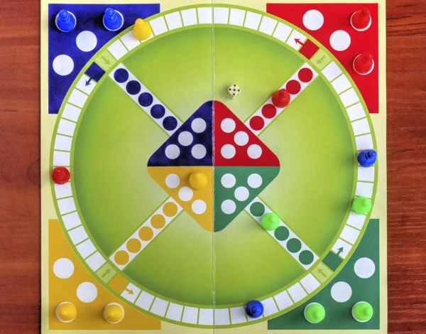 Kleurrijke board voor spelende kinderen van de traditionele's spel — Stockfoto