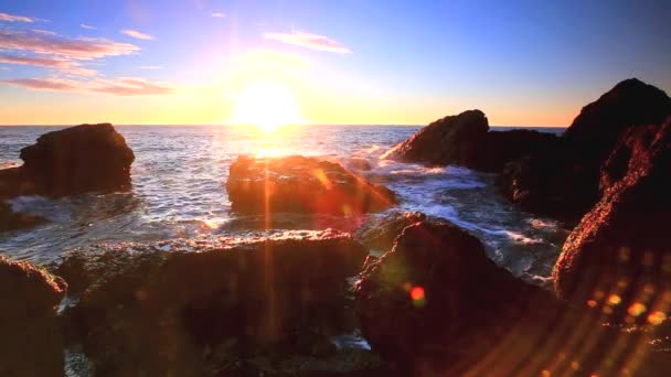 Zee golven op rotsachtige kust — Stockvideo