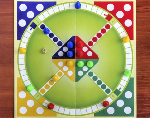 Kolorowy planszy do gry w tradycyjnego dzieci jest gra — Zdjęcie stockowe