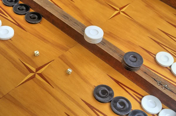 Plateau en bois pour jouer au jeu de backgammon — Photo