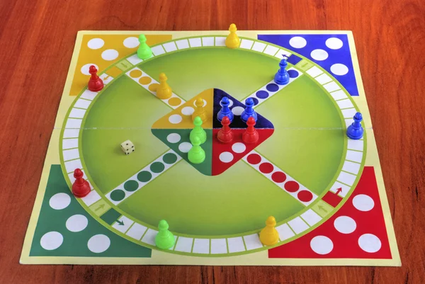 Kleurrijke board voor spelende kinderen van de traditionele's spel — Stockfoto