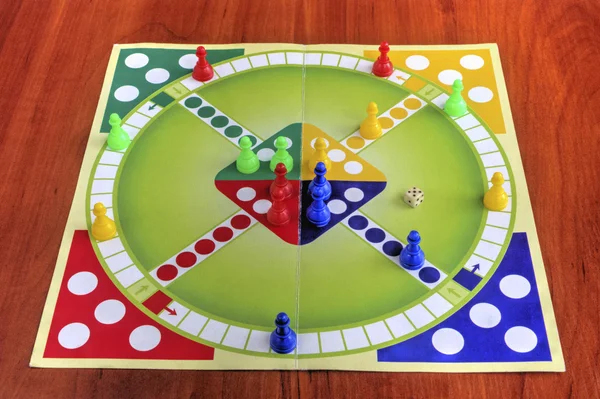 Kleurrijke board voor spelende kinderen van de traditionele's spel — Stockfoto