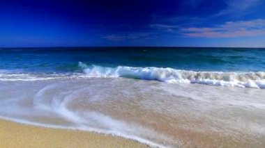 Sahildeki Okyanus Dalgaları