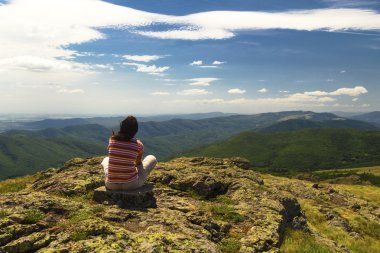 Genç kadın dağ buzlu rahatlatıcı