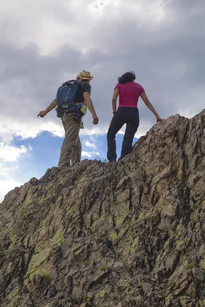 Schöne Landschaft mit Familientouristen auf den Felsen — Stockfoto