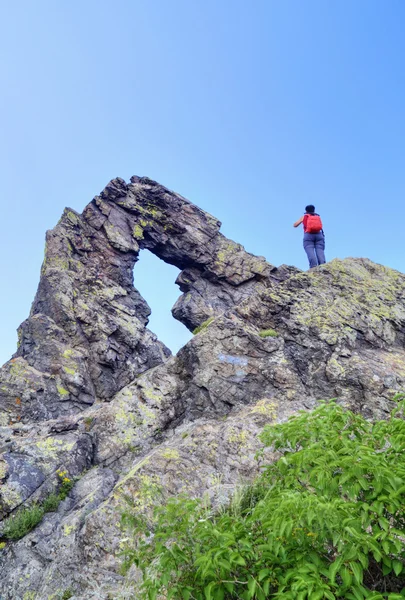 Turist i berg och sten ring fenomen — Stockfoto