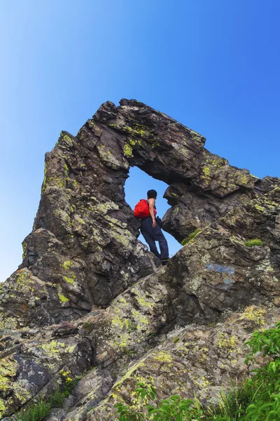 Turist i berg och sten ring fenomen — Stockfoto