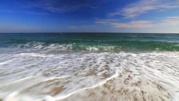 Cielo azul y olas del océano — Vídeo de stock