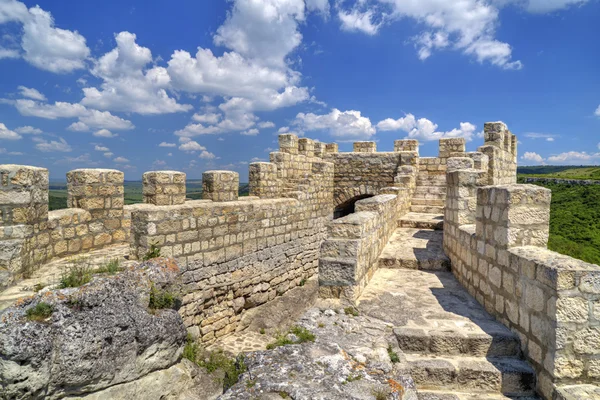 Paredes de pedra e portão da fortaleza antiga — Fotografia de Stock
