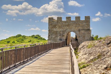 Taş duvarlar ve ahşap köprü Ortaçağ Kalesi'kapısı