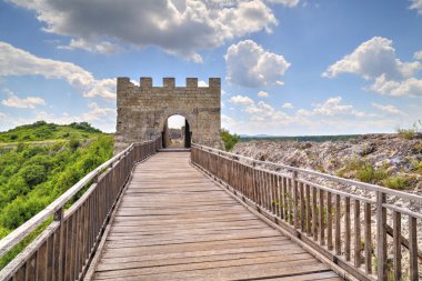 Taş duvarlar ve ahşap köprü Ortaçağ Kalesi'kapısı