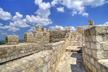 Taş duvarlar ve antik kale kapısı