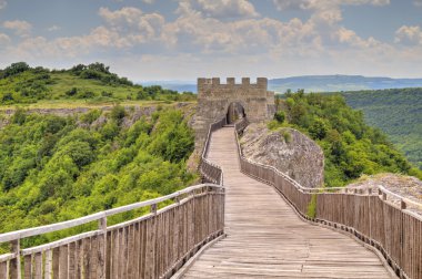 Taş duvarlar ve ahşap köprü Ortaçağ Kalesi'kapısı