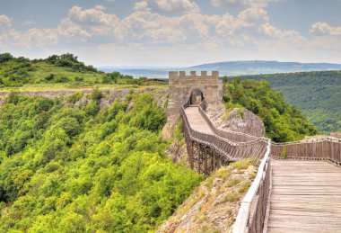 Taş duvarlar ve ahşap köprü Ortaçağ Kalesi'kapısı