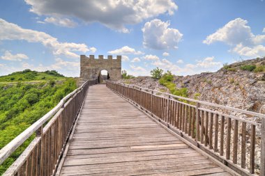 Taş duvarlar ve ahşap köprü Ortaçağ Kalesi'kapısı